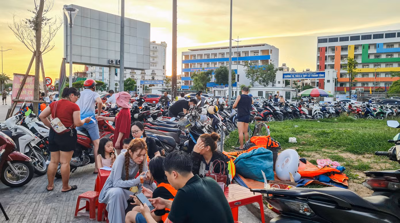 Đến khoảng 17h chiều, các bãi đỗ xe trước cửa trường liên cấp Lê Thánh Tông và cuối đường Lê Thanh Nghị đã chật kín phương tiện đến gửi.