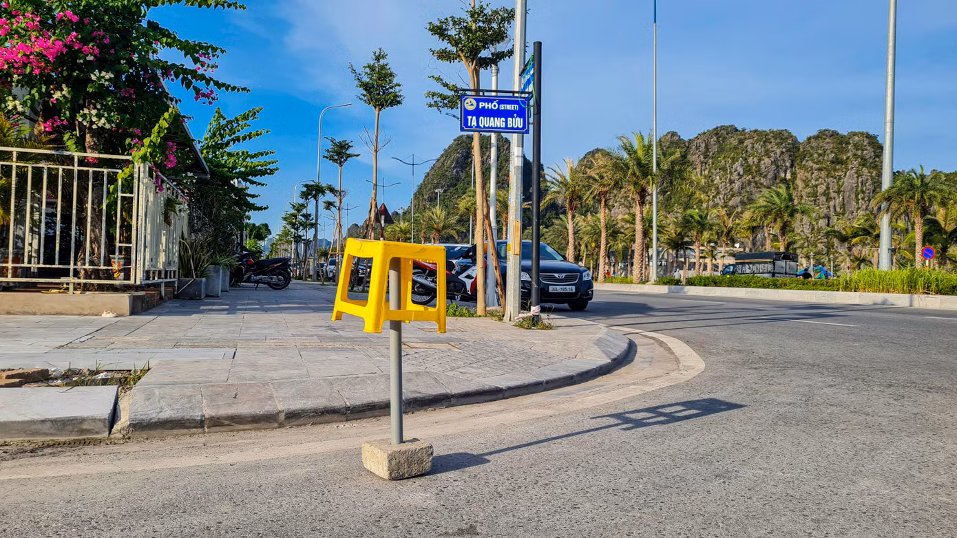 Tại một vị trí khác, những chiếc ghế nhựa và cọc bê tông được đặt ngay xuống lòng đường để "giữ chỗ" nhằm ngăn cản phương tiện ôtô dừng đỗ trong khi khu vực này không có biển báo cấm dừng đỗ.