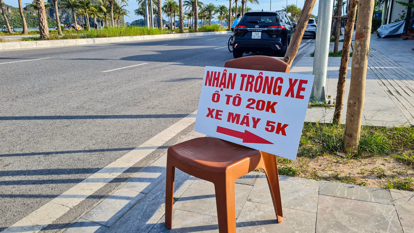 Giá gửi xe ở đây trong khoảng 5.000 - 20.000 với xe máy hoặc ôtô.