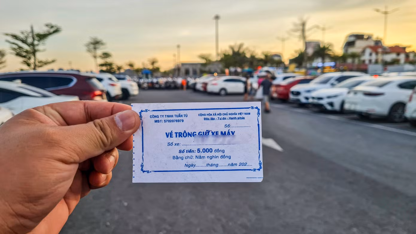 Điều đáng nói, tại một số bãi đỗ xe đều sử dụng chung vé trông giữ phương tiện của Công ty TNHH Tuấn Tú (không rõ địa chỉ công ty ở đâu). Trên vé xe phát cho chủ phương tiện cũng không ghi số vé hay thời gian phát hành vé.