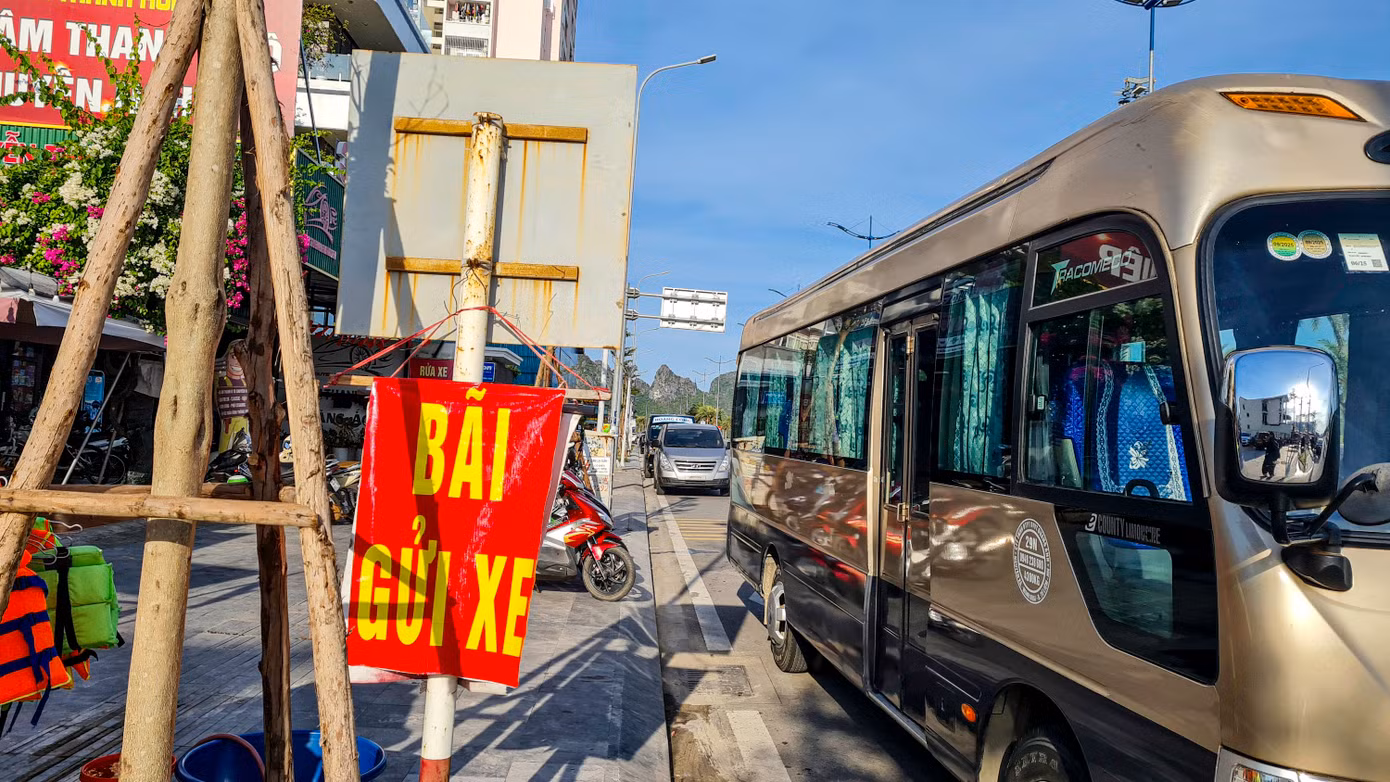 Trước việc phương tiện cá nhân đổ về đây, nhiều bãi trông giữ xe tự phát đã mọc lên trên dọc tuyến đường dài khoảng 900 mét đối diện bãi tắm.