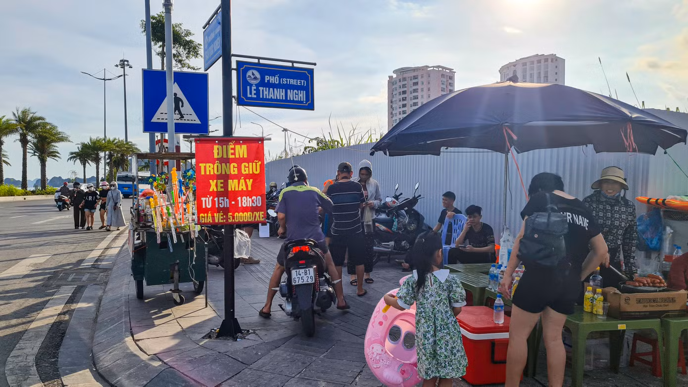 Đến khoảng 17h chiều, các bãi đỗ xe trước cửa trường liên cấp Lê Thánh Tông và cuối đường Lê Thanh Nghị đã chật kín phương tiện đến gửi.