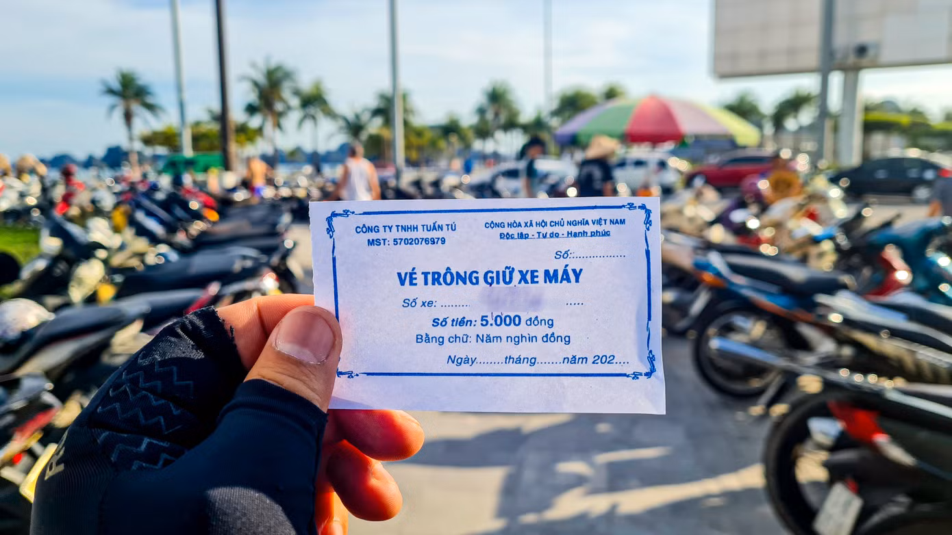 Điều đáng nói, tại một số bãi đỗ xe đều sử dụng chung vé trông giữ phương tiện của Công ty TNHH Tuấn Tú (không rõ địa chỉ công ty ở đâu). Trên vé xe phát cho chủ phương tiện cũng không ghi số vé hay thời gian phát hành vé.