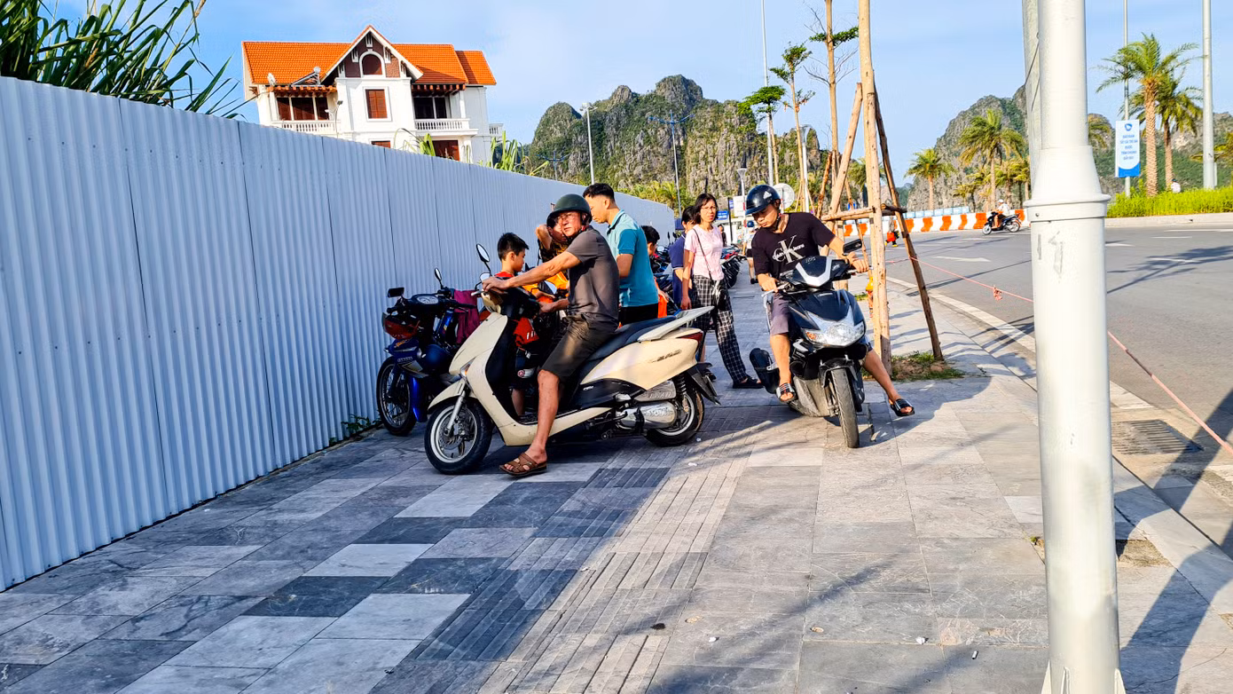Ghi nhận của Báo Tiền Phong, khoảng 16h chiều hàng ngày, một số đoạn vỉa hè được quây dây toàn bộ để phục vụ làm bãi gửi xe.