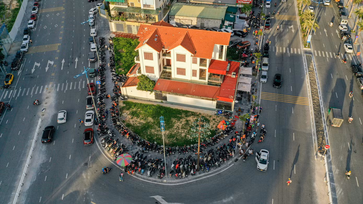 Trao đổi với Báo Tiền Phong, ông Nhâm Sỹ Thuộc, Phó chủ tịch UBND phường Hồng Hà, thừa nhận nhiều bãi xe không phép mọc lên do bãi tắm dài gần 1 km trong khi bãi đỗ xe theo quy hoạch lại nằm gần cuối bãi tắm. Ngoài ra, vị Phó chủ tịch phường Hồng Hà cho biết hai bãi đỗ xe có sử dụng vé trông giữ phương tiện của Công ty TNHH Tuấn Tú đều đã được chính quyền TP Hạ Long cho phép.