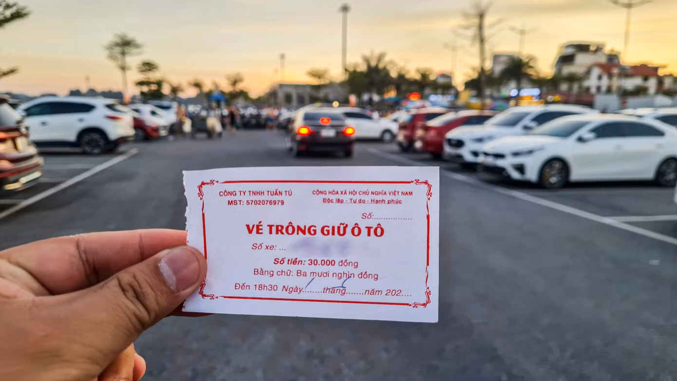 Điều đáng nói, tại một số bãi đỗ xe đều sử dụng chung vé trông giữ phương tiện của Công ty TNHH Tuấn Tú (không rõ địa chỉ công ty ở đâu). Trên vé xe phát cho chủ phương tiện cũng không ghi số vé hay thời gian phát hành vé.