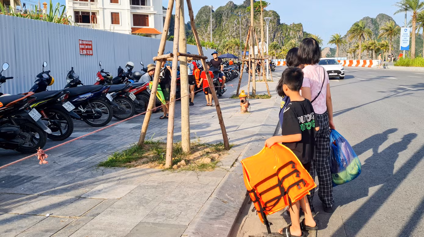 Do vỉa hè bị quây kín làm bãi đỗ xe nên người đi bộ phải di chuyển xuống lòng đường gây mất an toàn giao thông.