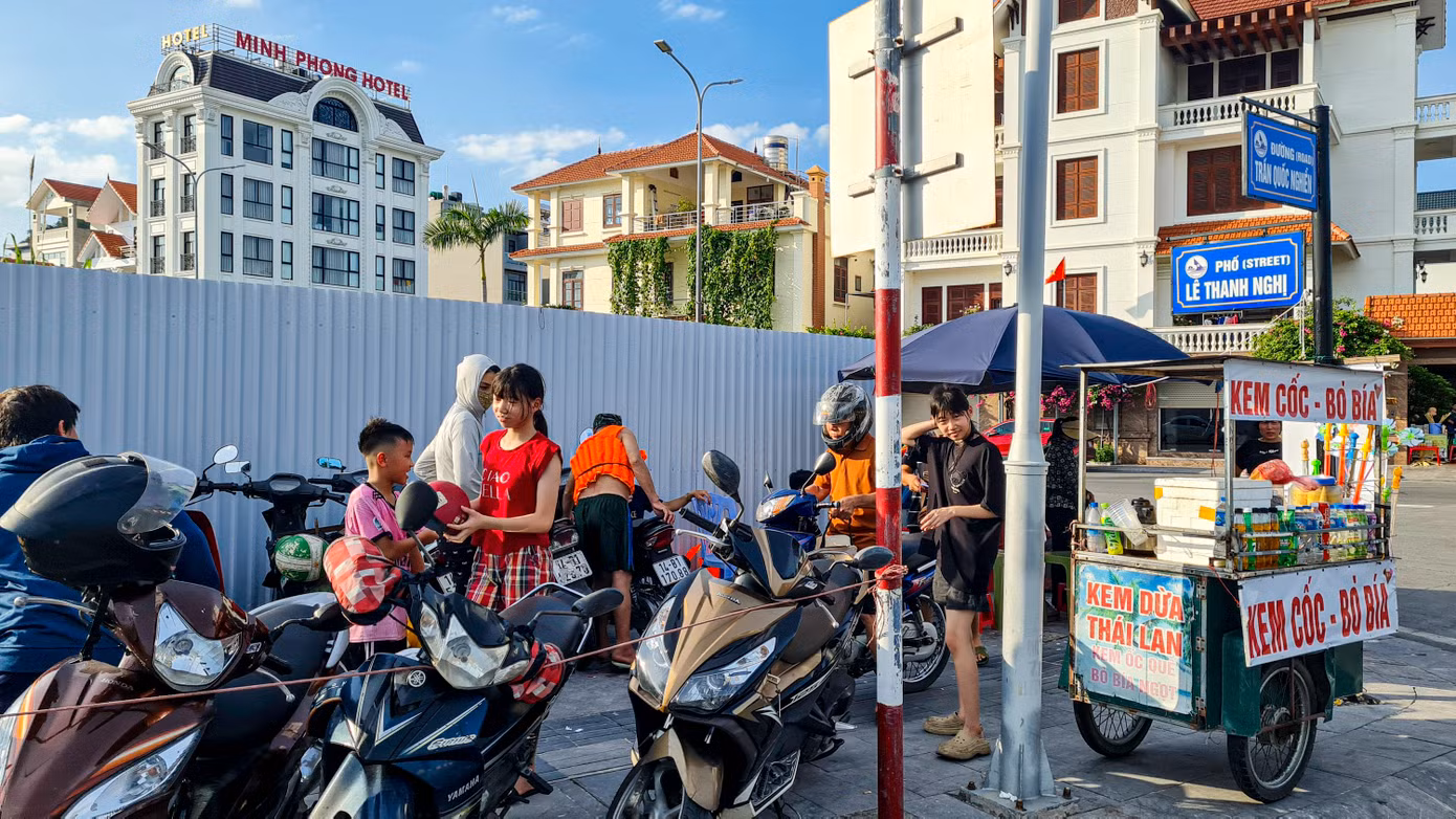 Việc nhiều bãi gửi xe mọc lên chiếm dụng vỉa hè gây mất mỹ quan đô thị. Ngoài ra, vé gửi xe không được sử dụng theo mẫu của cơ quan thuế phát hành gây thất thoát cho ngân sách nhà nước.
