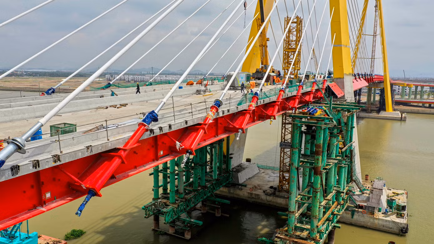 Công nhân thi công hoàn thiện lan can, dải phân cách, vị trí nối giữa các nhịp cầu.