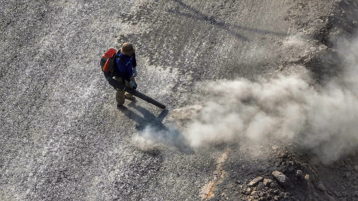 Ông Nguyễn Tiến Hiếu, Phó Tổng giám đốc Công ty CP 484 (nhà thầu phụ trách thi công toàn bộ phần đường), cho biết dự án gặp khó khăn lớn nhất là xử lý nền đất yếu và bù lún.