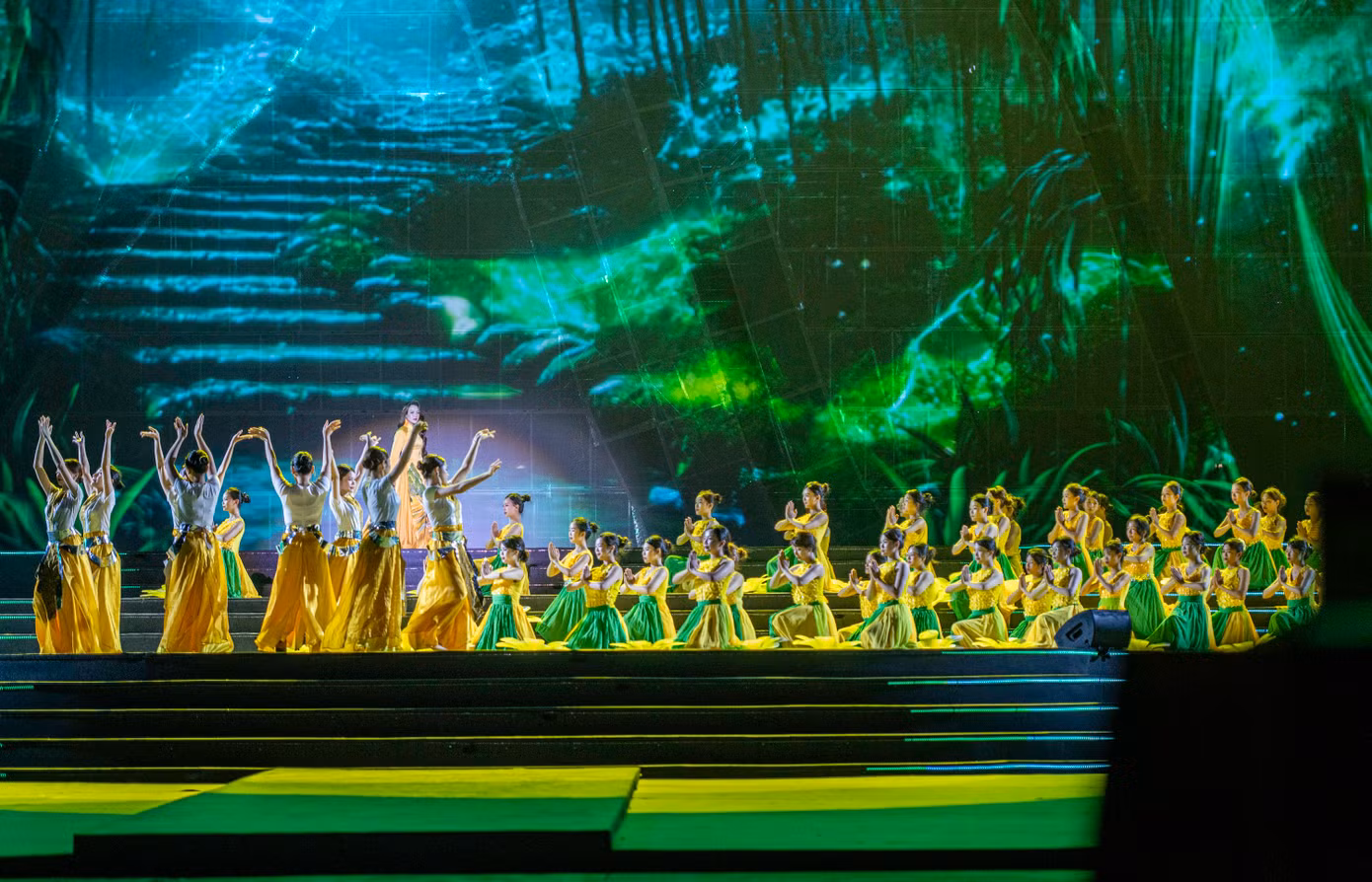 Ba chương chính của Carnaval 2025 lần lượt khắc họa hành trình của Quảng Ninh, từ vùng đất huyền thoại, di sản văn hóa sống động đến biểu tượng hội nhập toàn cầu. Các tiết mục “Vòng xoay di sản”, “Huyền sử Hạ Long”, “Linh thiêng Yên Tử”, “Dấu chân người thợ mỏ”... đưa khán giả đi từ những lát cắt lịch sử đến chiều sâu văn hóa bản địa của Quảng Ninh.