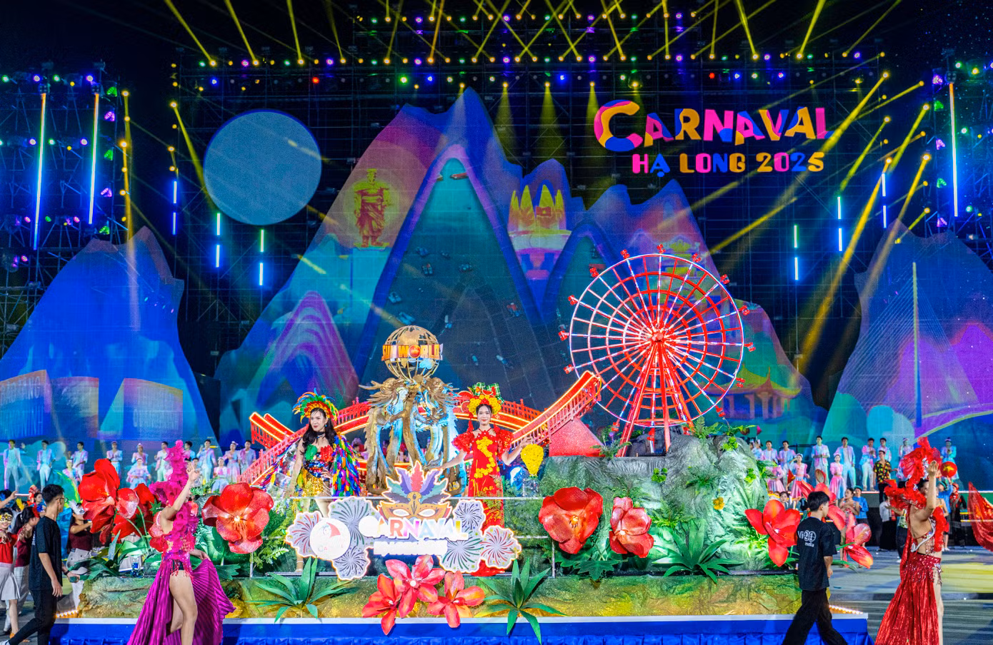 Khép lại chương trình Carnaval Hạ Long 2025 là phần diễu hành 5 xe mô hình nghệ thuật, đại diện cho các biểu tượng văn hóa, tôn giáo, giải trí và du lịch của Hạ Long - Quảng Ninh, thể hiện rõ thông điệp hội nhập, năng động và bứt phá cùng màn trình diễn EDM hiện đại, pháo hoa tầm cao, dù lượn nghệ thuật....