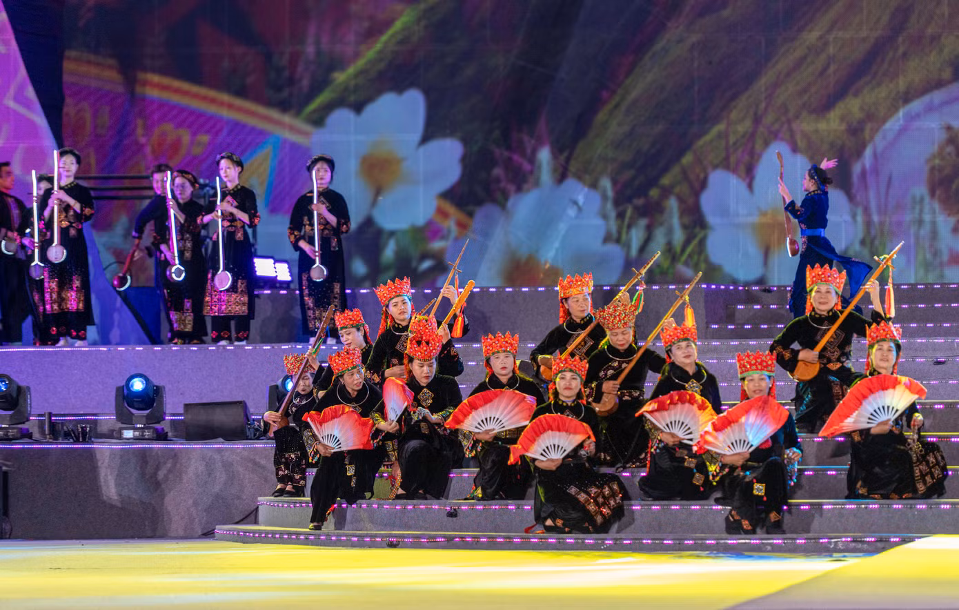 Ngoài ra, không thể thiếu hát Then của người Tày tại Quảng Ninh mà Bình Liêu là đại diện đã được công nhận là di sản văn hóa phi vật thể cấp Quốc gia năm 2013. Năm 2019, di sản thực hành then của người Tày, Nùng, Thái được UNESCO ghi danh vào danh sách di sản văn hóa phi vật thể đại diện của nhân loại.