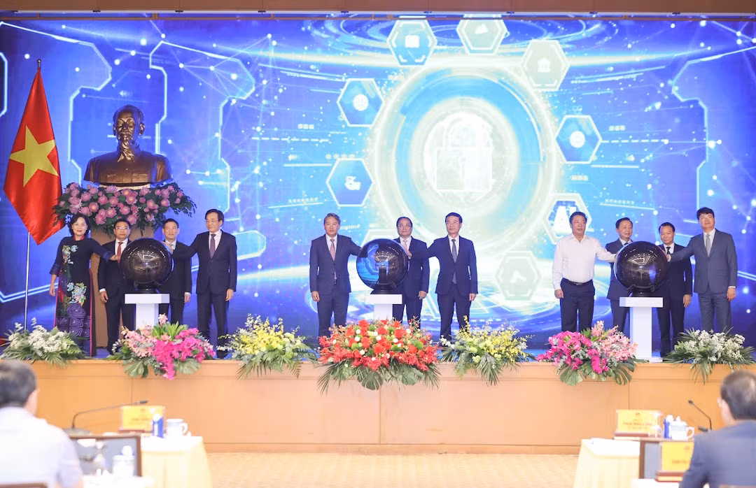 Thủ tướng Chính phủ thực hiện nghi thức bấm nút khai trương Cổng Pháp luật quốc gia. Ảnh: Nhật Bắc