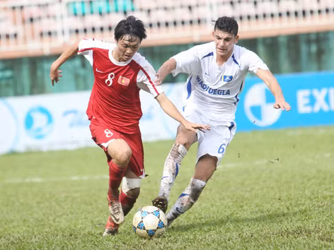 Màn trình diễn thuyết phục của các cầu thủ U19 VN (trái) tại giải U19 ĐNA nhận được nhiều lời ngợi khen từ người hâm mô. Ảnh: VSI