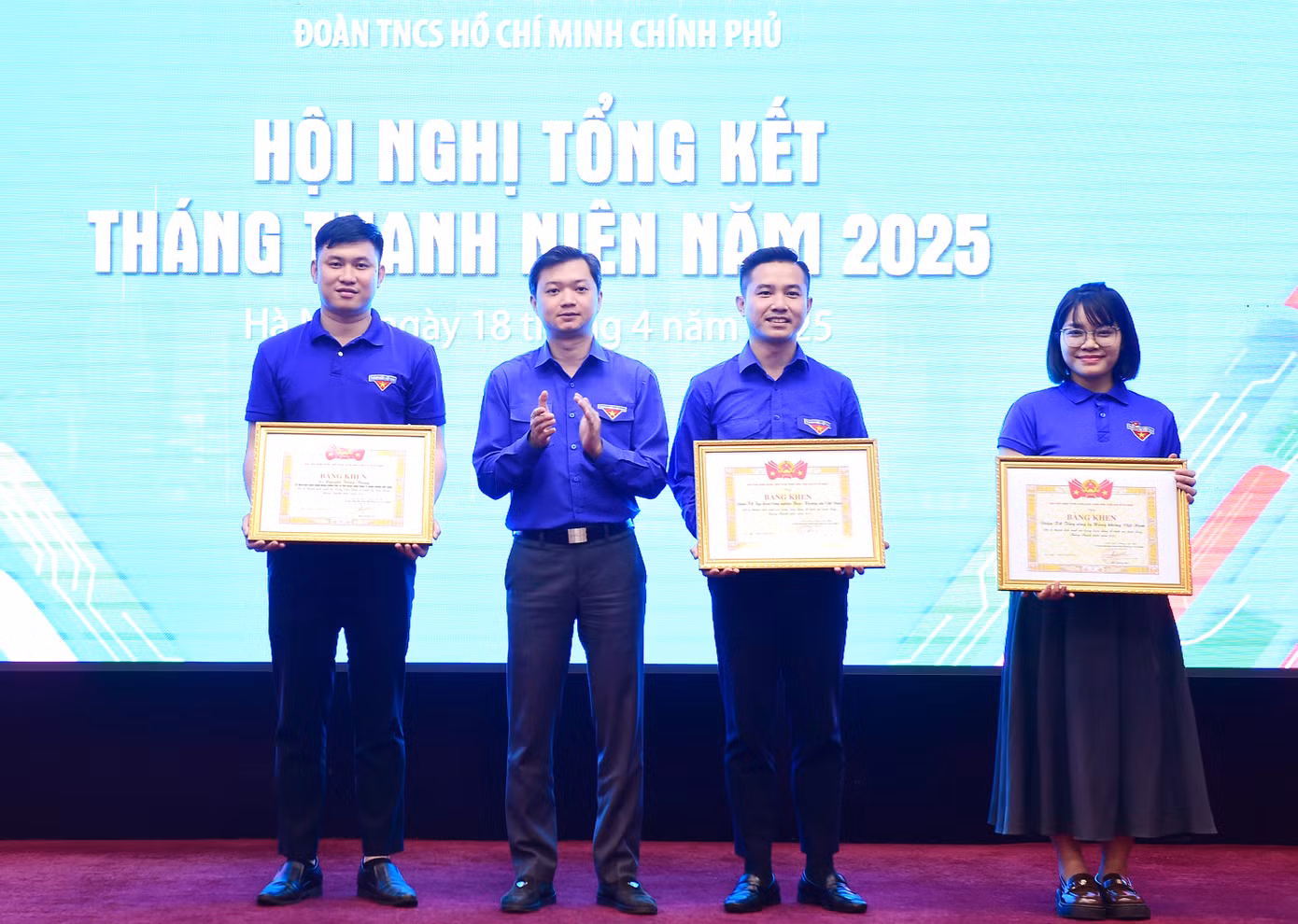 Anh Nguyễn Minh Triết - Bí thư T.Ư Đoàn trao tặng Bằng khen của BCH T.Ư Đoàn cho 3 tập thể có thành tích xuất sắc trong Tháng Thanh niên năm 2025. Ảnh: Xuân Tùng