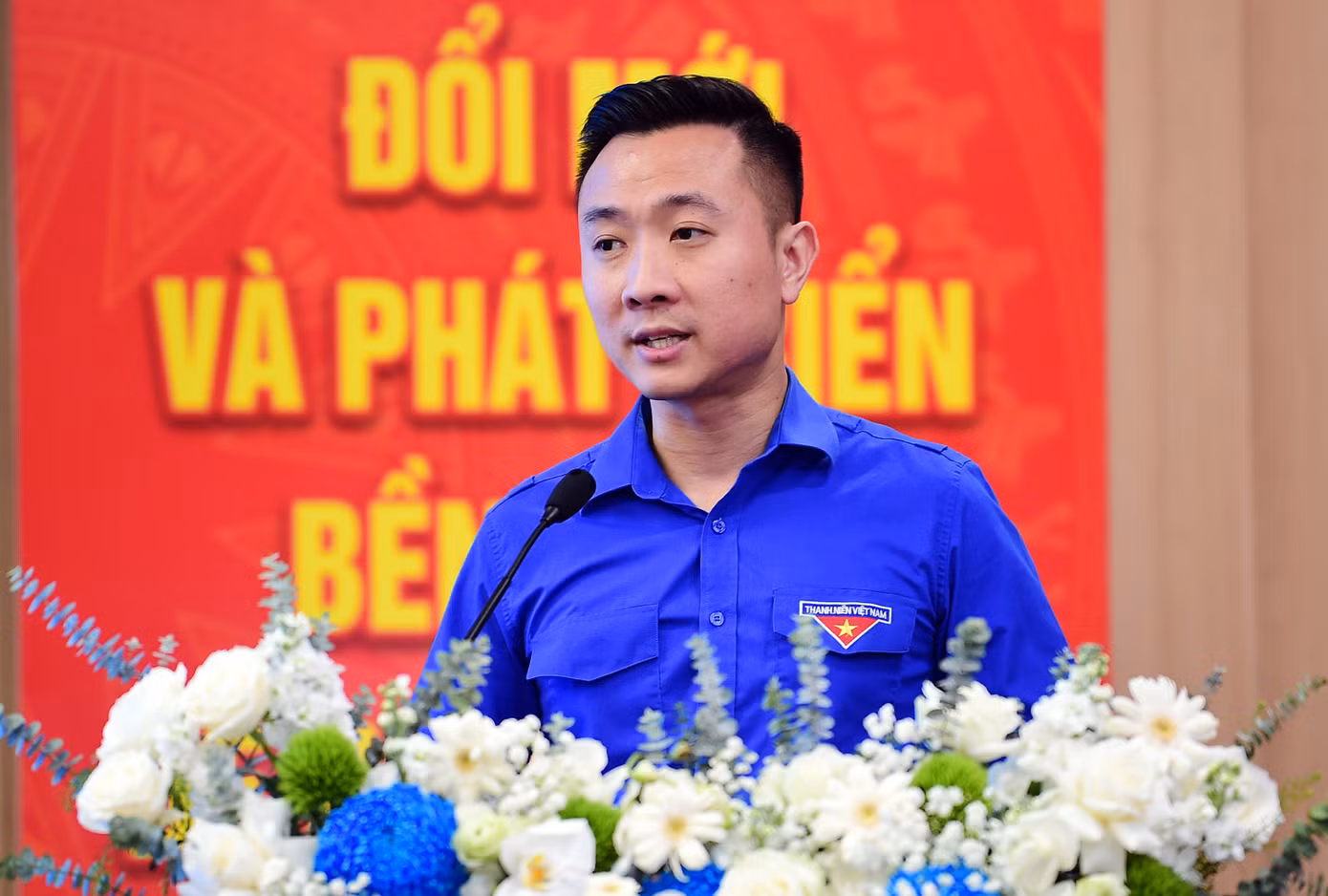 Anh Phạm Xuân Trí - Bí thư Đoàn Thanh niên Tập đoàn Điện lực Việt Nam chia sẻ tại chương trình. Ảnh: Xuân Tùng