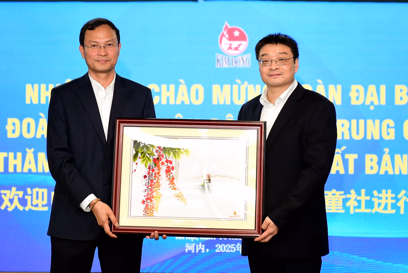 Dịp này, thay mặt nhà xuất bản, anh Bùi Tuấn Nghĩa tặng quà lưu niệm tới đại diện đoàn đại biểu T.Ư Đoàn TNCS Trung Quốc.