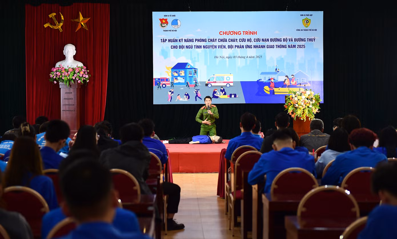Chiều 3/4, tại trường Lê Duẩn, Thành Đoàn - Hội LHTN Việt Nam Thành phố Hà Nội tổ chức chương trình “Tập huấn kỹ năng phòng cháy chữa cháy; cứu hộ, cứu nạn đường bộ và đường thủy cho đội ngũ tình nguyện viên, Đội phản ứng nhanh giao thông năm 2025”. Ảnh: Xuân Tùng