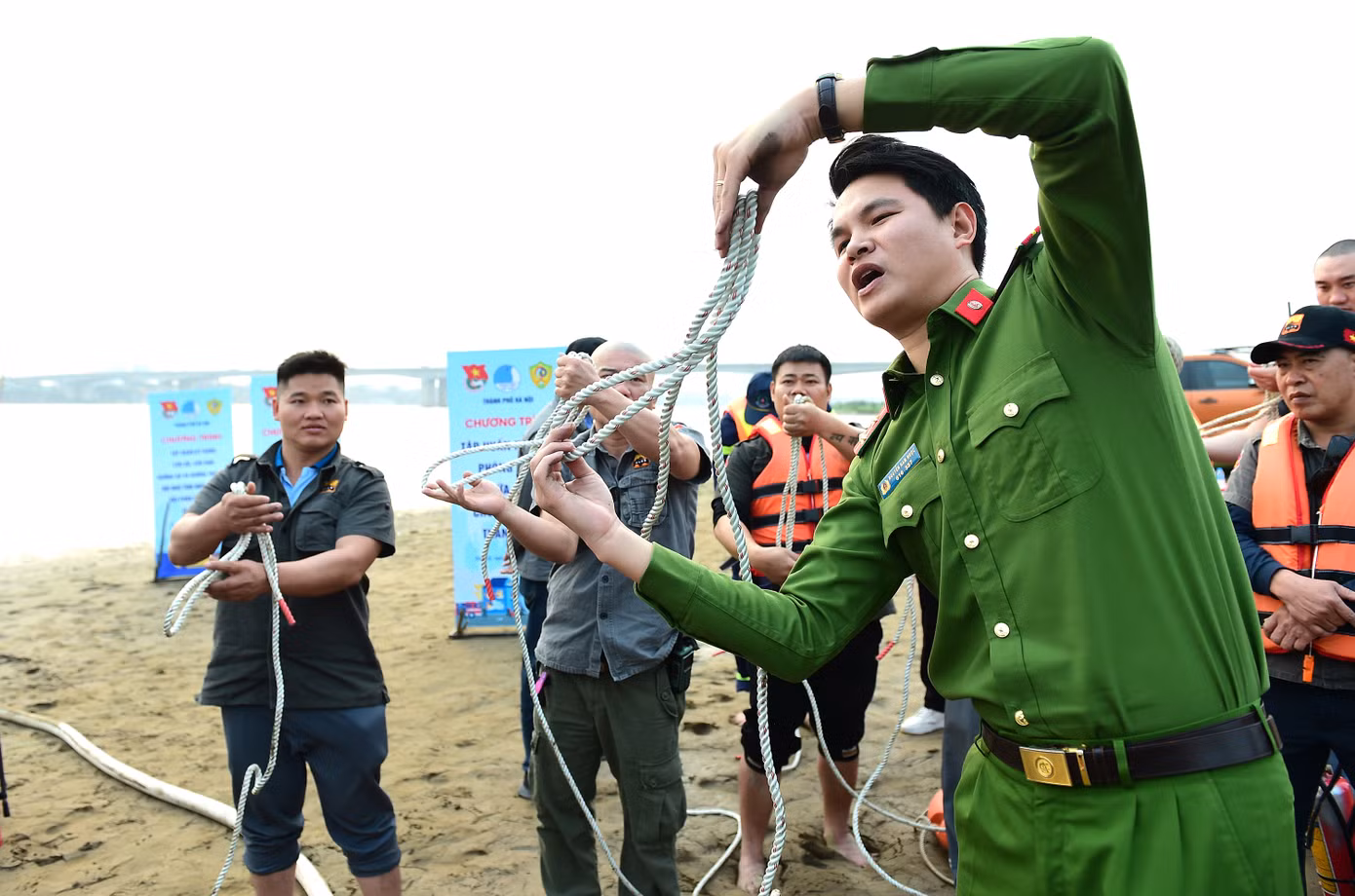Báo cáo viên hướng dẫn đoàn viên thanh niên và các tình nguyện viên kỹ năng thắt nút dây trong cứu hộ cứu nạn; kỹ năng cứu người đuối nước... Ảnh: Xuân Tùng