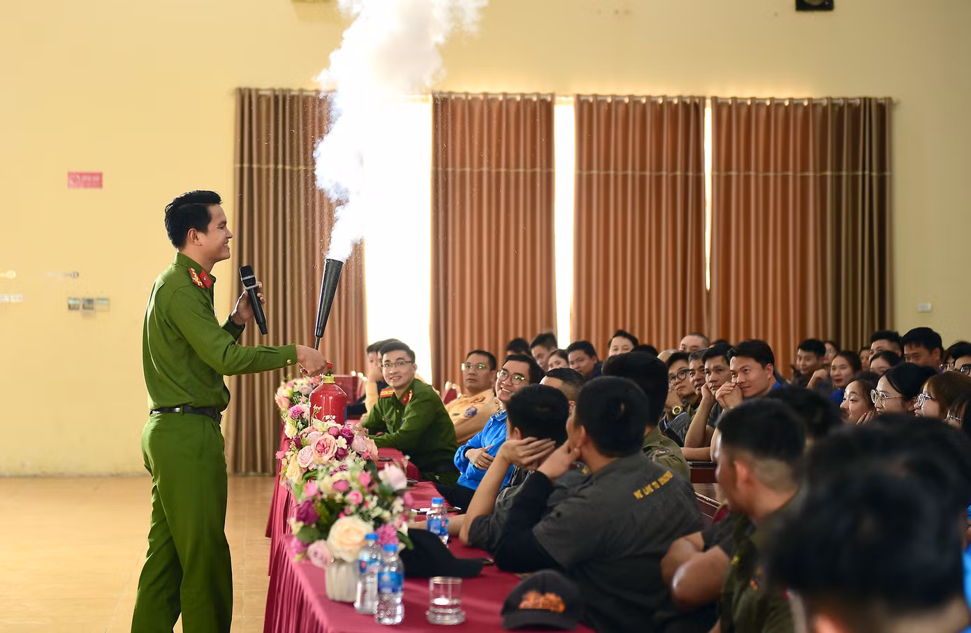 Tại buổi tập huấn, các báo cáo viên phòng Cảnh sát Phòng cháy chữa cháy và cứu nạn cứu hộ, Công an Thành phố Hà Nội chia sẻ kiến thức, kỹ năng về phòng cháy chữa cháy, cứu hộ, cứu nạn. Theo báo cáo viên, trong môi trường vụ cháy, ngạt khỏi là một trong những nguy cơ dẫn đến thương vong lớn nhất. Khi mắc kẹt trong đám cháy, việc đầu tiên phải làm tất cả những gì có thể để bảo vệ đường thở và phải bình tĩnh để xử lý tình huống. Báo cáo viên cũng lưu ý, cần hình thành thói quen đi đến bất kỳ địa điểm nào luôn chú ý đến lối thoát hiểm.