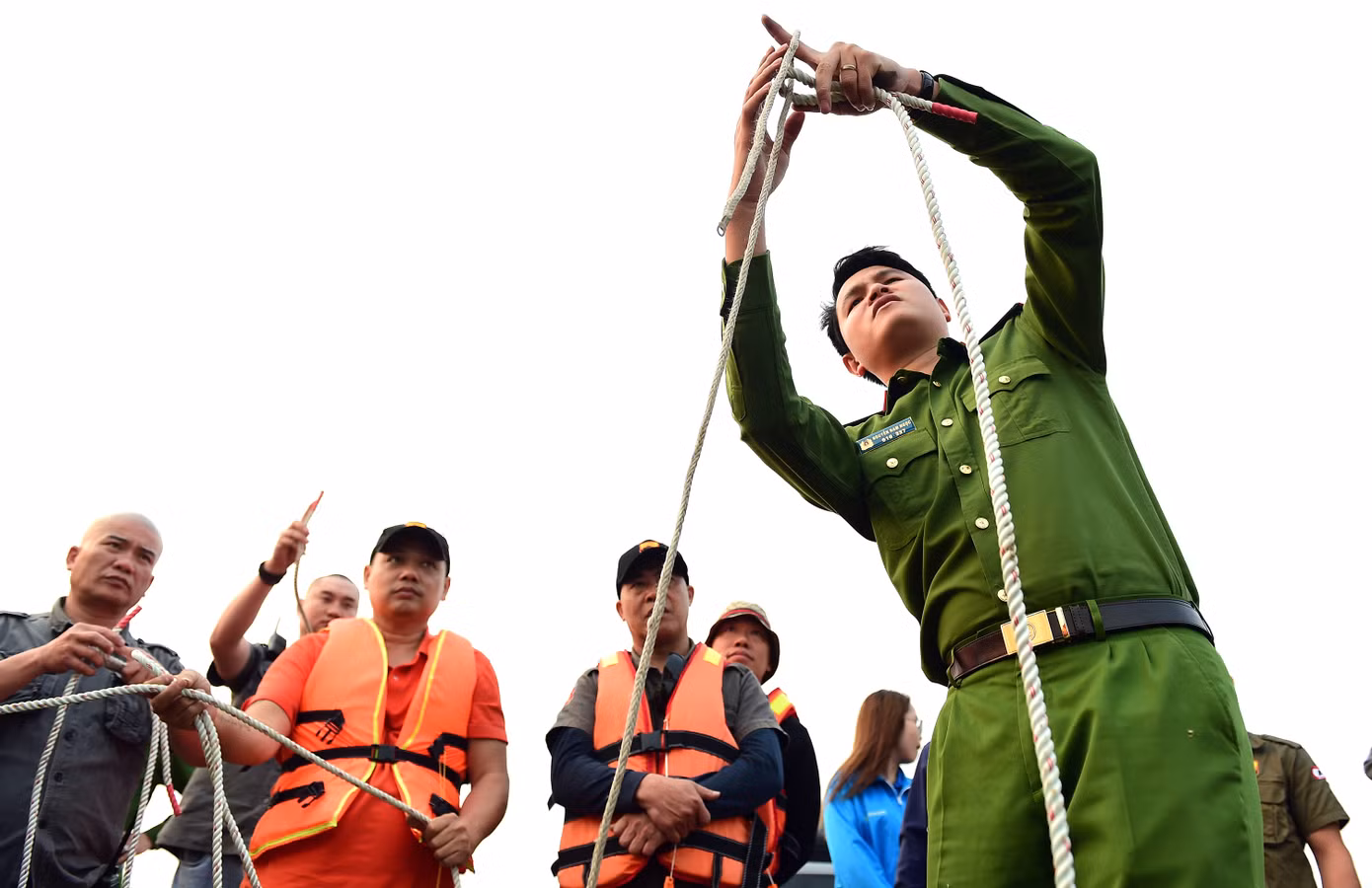 Báo cáo viên hướng dẫn đoàn viên thanh niên và các tình nguyện viên kỹ năng thắt nút dây trong cứu hộ cứu nạn; kỹ năng cứu người đuối nước... Ảnh: Xuân Tùng