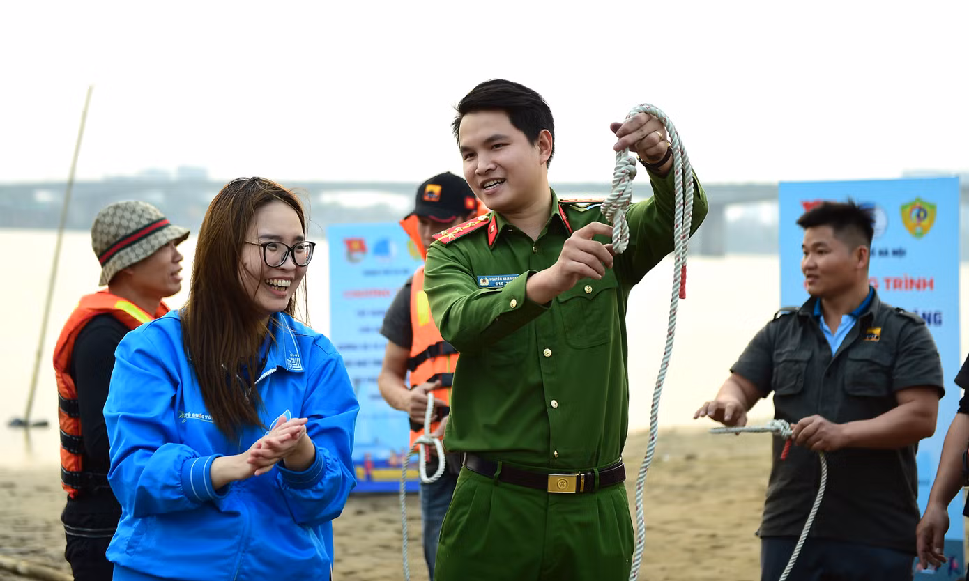 Báo cáo viên hướng dẫn đoàn viên thanh niên và các tình nguyện viên kỹ năng thắt nút dây trong cứu hộ cứu nạn; kỹ năng cứu người đuối nước... Ảnh: Xuân Tùng