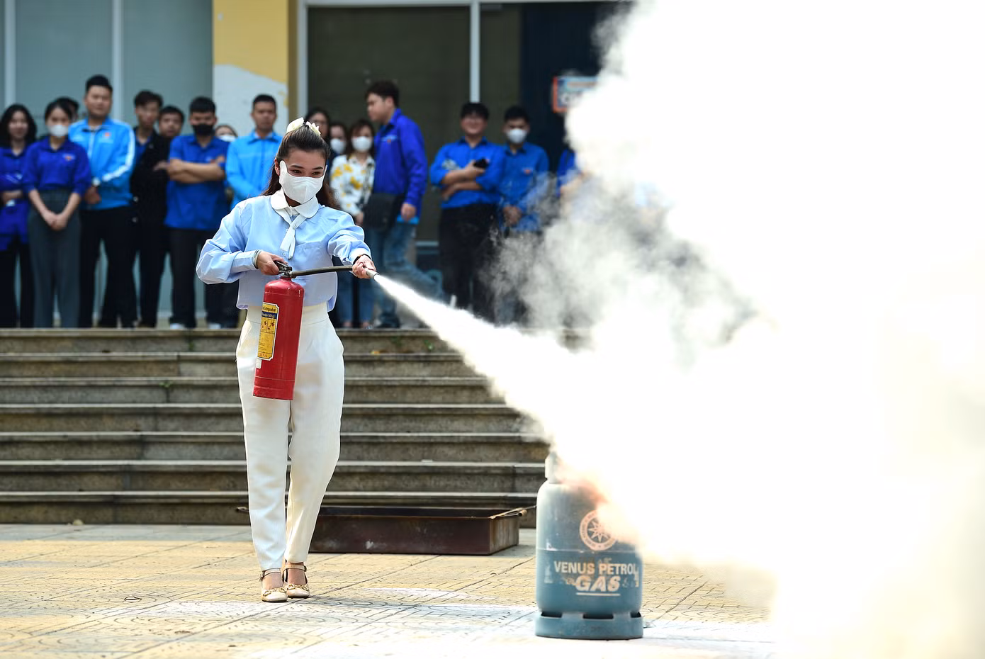 200 tình nguyện viên là thành viên đội phản ứng nhanh giao thông năm 2025, đội hình giao thông xanh; đội hình cứu nạn, cứu hộ đường bộ và đường thủy về được tập huấn về công tác phòng cháy, chữa cháy và cứu nạn, cứu hộ. Đồng thời, tham gia thực hành dùng bình chữa cháy và phương tiện thô sơ (chăn ướt) dập tắt đám cháy giả định (bình ga); được hướng dẫn kỹ năng phòng, chống đuối nước, sơ cứu người bị nạn trên sông, an toàn cho cả người cứu lẫn người bị nạn...