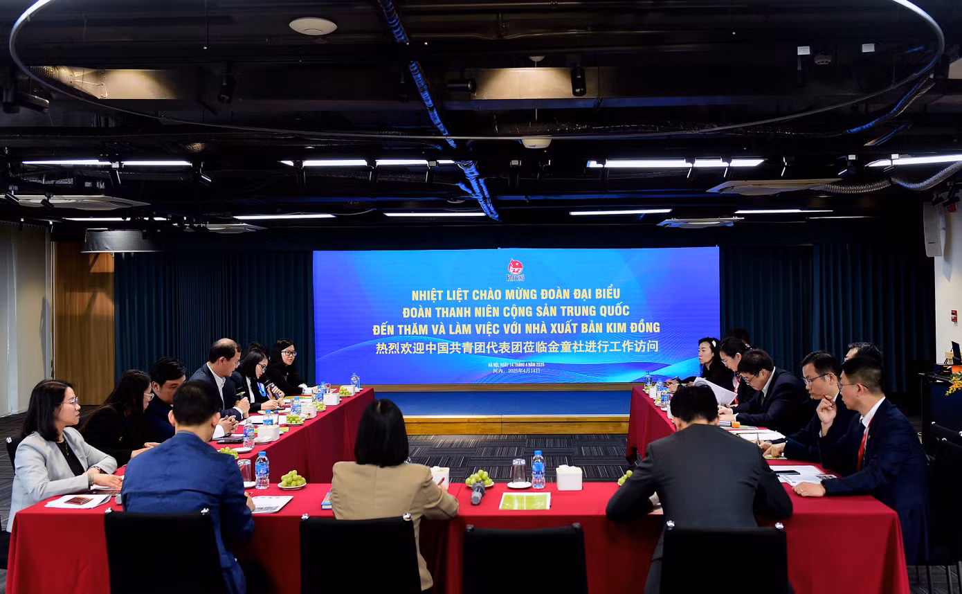 Trong khuôn khổ Gặp gỡ hữu nghị thanh niên Việt Nam – Trung Quốc lần thứ 24 năm 2025, chiều 14/4, tại Hà Nội, đoàn đại biểu T.Ư Đoàn TNCS Trung Quốc thăm và làm việc với Nhà xuất bản Kim Đồng. Cùng dự buổi làm việc có anh Nguyễn Thái An – Ủy viên Ban Thường vụ, Trưởng Ban Tuyên giáo T.Ư Đoàn TNCS Hồ Chí Minh.