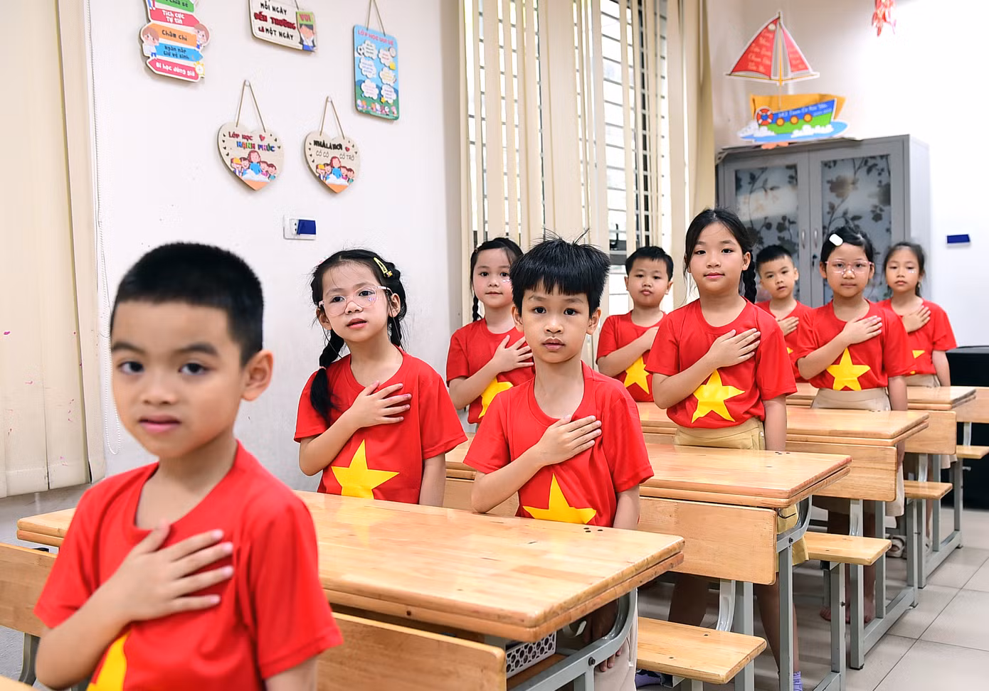 Các em học sinh đã được theo dõi video “Chiến dịch Hồ Chí Minh giải phóng miền Nam” sử dụng hình ảnh đồ họa thể hiện thông tin sự kiện, ý nghĩa lịch sử; hát theo nhịp vỗ tay bài “Như có Bác Hồ trong ngày vui đại thắng”; dùng hành động để thể hiện tình yêu Tổ quốc như “thả tim”, đặt tay lên ngực trái…