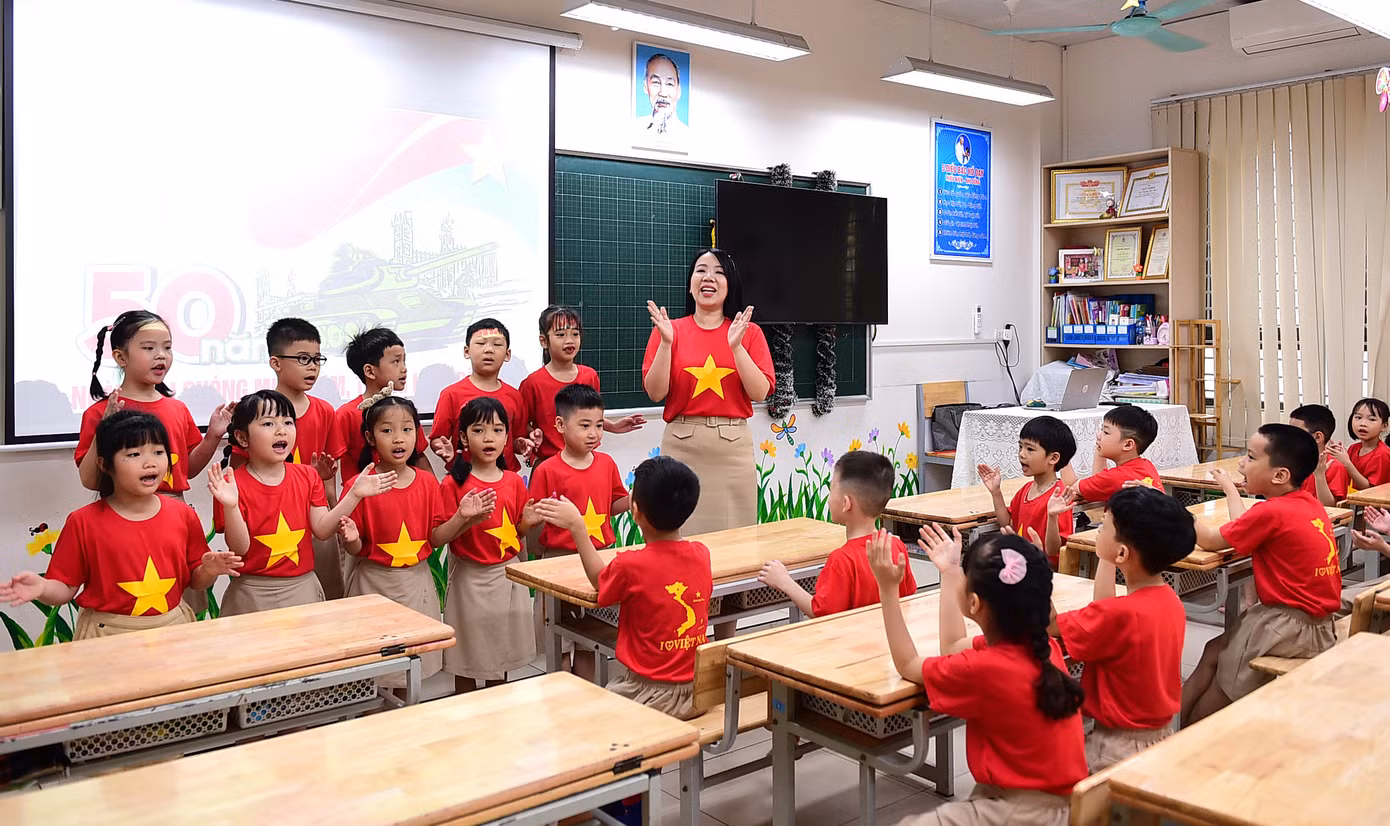 Cô Nguyễn Hải Yến – giáo viên chủ nhiệm lớp 1A2 cho biết, tiết học “Hòa bình đẹp lắm” tìm hiểu về lịch sử, ý nghĩa ngày 30/4 được diễn ra trong thời gian sinh hoạt lớp. Đây là một trong những tiết sinh hoạt theo chủ đề gắn với sự kiện ý nghĩa của đất nước.