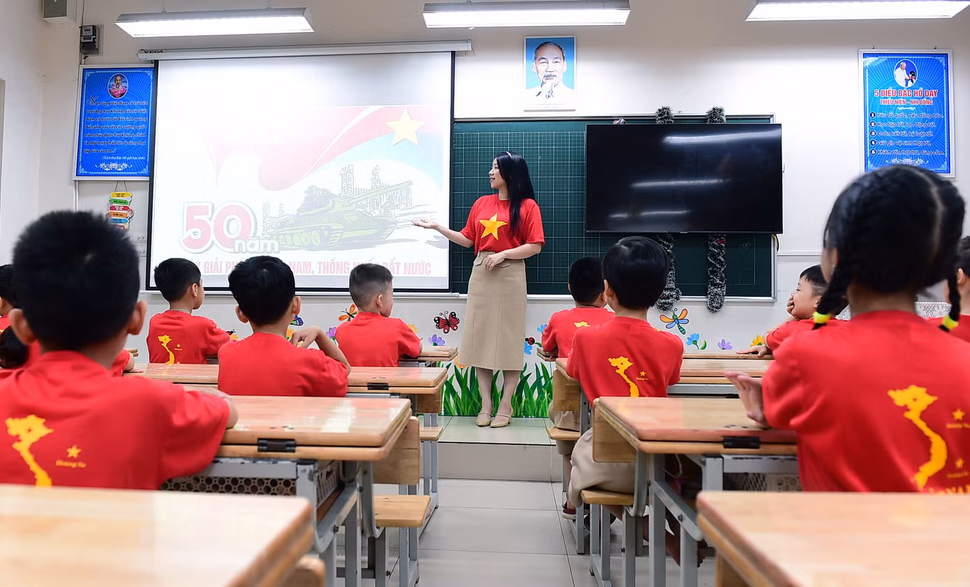 Cùng với hoạt động trang trí tạo không gian đón chào kỷ niệm ngày đại thắng 30/4 giải phóng miền Nam, thống nhất đất nước, hoạt động giới thiệu về nội dung, ý nghĩa của Chiến dịch Hồ Chí Minh nói riêng và cuộc kháng chiến chống Đế quốc Mỹ cứu nước nói chung đã diễn ra với nhiều hình thức. Trong ảnh là giờ sinh hoạt mang tên giờ học "Hoà bình đẹp lắm" của lớp 1A2 trường Tiểu học Hoàng Mai (quận Hoàng Mai). Ảnh: Tường Kha