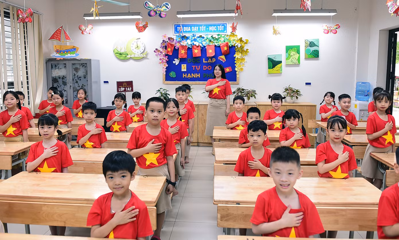 Các em học sinh đã được theo dõi video “Chiến dịch Hồ Chí Minh giải phóng miền Nam” sử dụng hình ảnh đồ họa thể hiện thông tin sự kiện, ý nghĩa lịch sử; hát theo nhịp vỗ tay bài “Như có Bác Hồ trong ngày vui đại thắng”; dùng hành động để thể hiện tình yêu Tổ quốc như “thả tim”, đặt tay lên ngực trái…