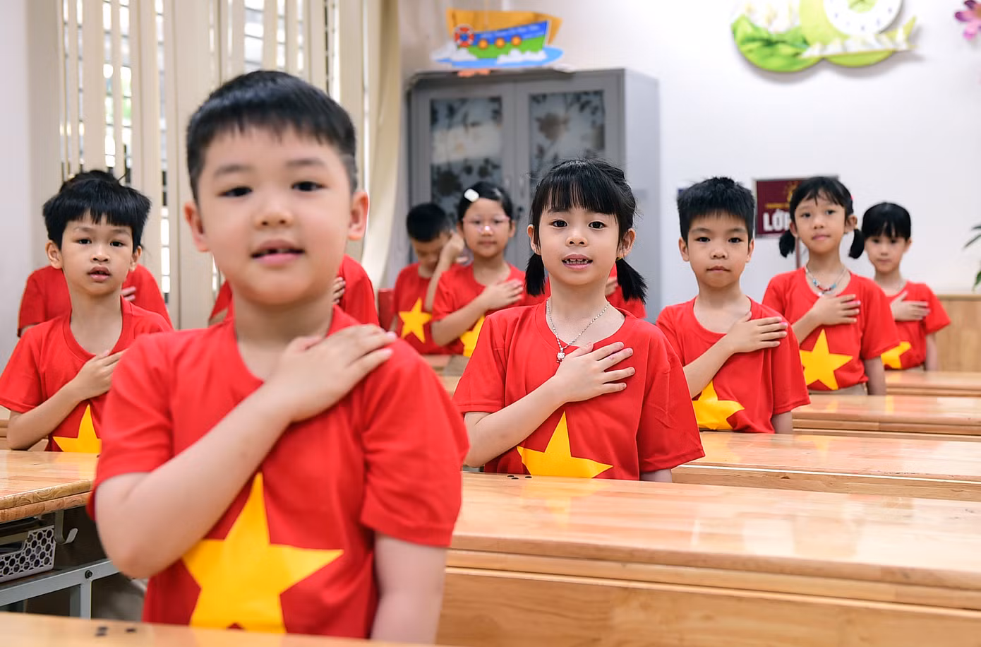 Các em học sinh đã được theo dõi video “Chiến dịch Hồ Chí Minh giải phóng miền Nam” sử dụng hình ảnh đồ họa thể hiện thông tin sự kiện, ý nghĩa lịch sử; hát theo nhịp vỗ tay bài “Như có Bác Hồ trong ngày vui đại thắng”; dùng hành động để thể hiện tình yêu Tổ quốc như “thả tim”, đặt tay lên ngực trái…