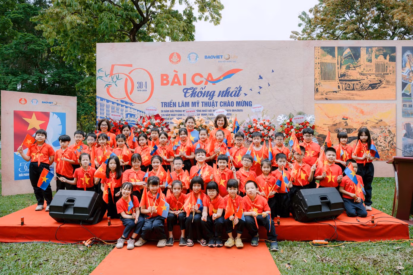 Bên cạnh đó, còn có các hoạt động ngoại khóa đã được một số trường tổ chức trong dịp này. Trong ảnh, học sinh trường Tiểu học Chu Văn An A (phường Thuỵ Khuê, quận Tây Hồ) đã có một buổi sáng thật ý nghĩa khi tham dự triển lãm mỹ thuật với chủ đề "Bài ca thống nhất".