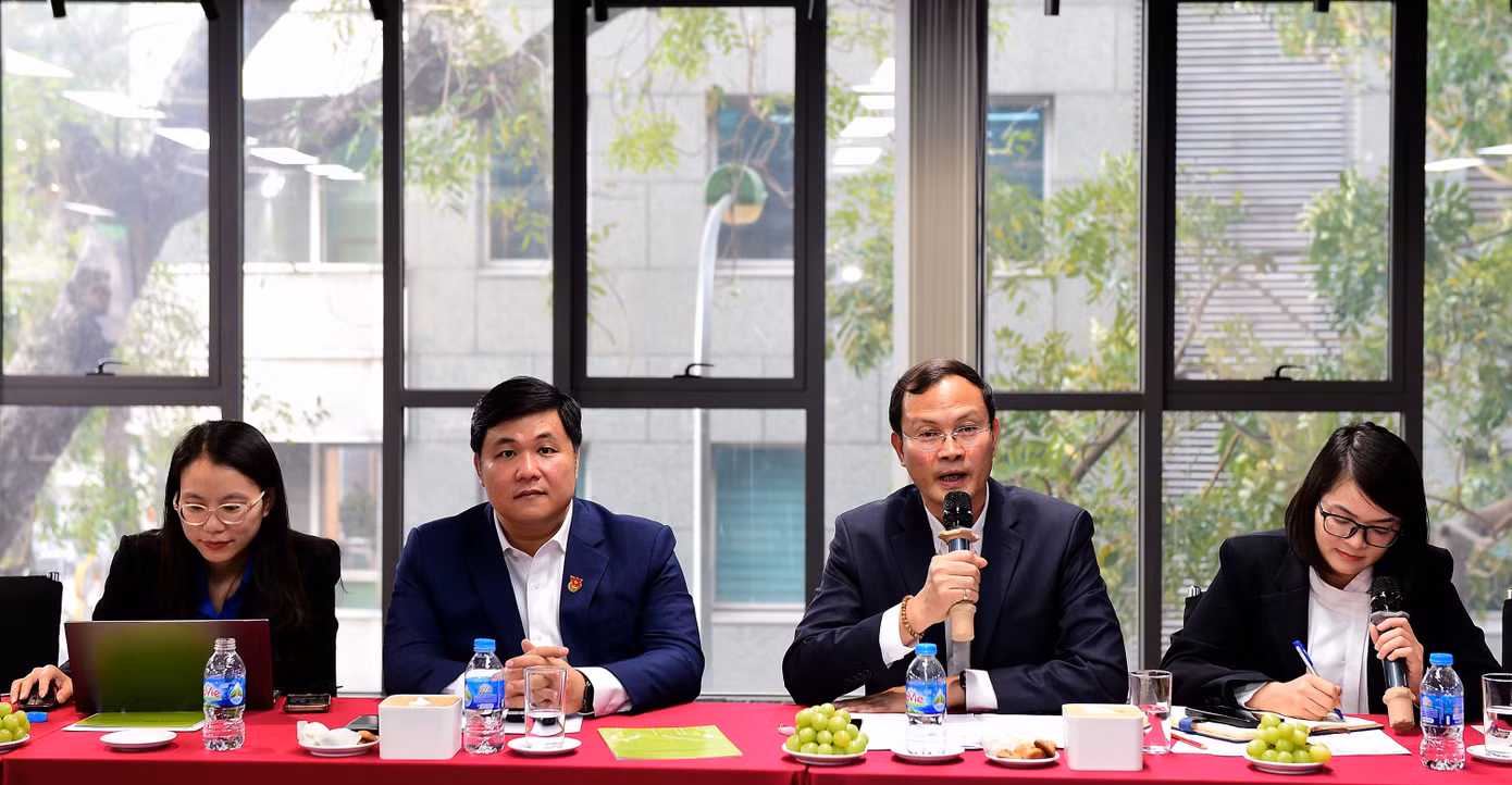 Anh Bùi Tuấn Nghĩa - Giám đốc Nhà Xuất bản Kim Đồng đã thông tin khái quát về lịch sử gần 70 năm xây dựng và phát triển của đơn vị. Đồng thời, chia sẻ nhiều hoạt động tiểu biểu của đơn vị trong việc xuất bản sách và văn hóa phẩm phục vụ thiếu nhi và các bậc phụ huynh trong cả nước; làm cầu nối quảng bá văn hoá Việt Nam ra thế giới; hoạt động cộng đồng.