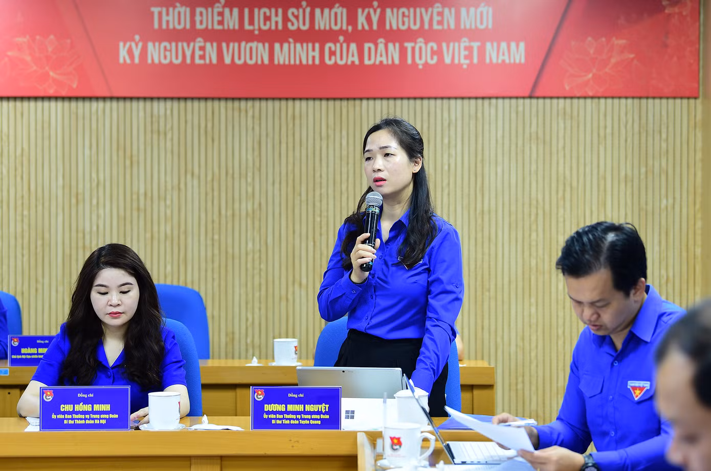 Chị Dương Minh Nguyệt - Ủy viên Ban Thường vụ T.Ư Đoàn, Bí thư Tỉnh Đoàn Tuyên Quang đóng góp ý kiến tại hội nghị. Ảnh: Xuân Tùng