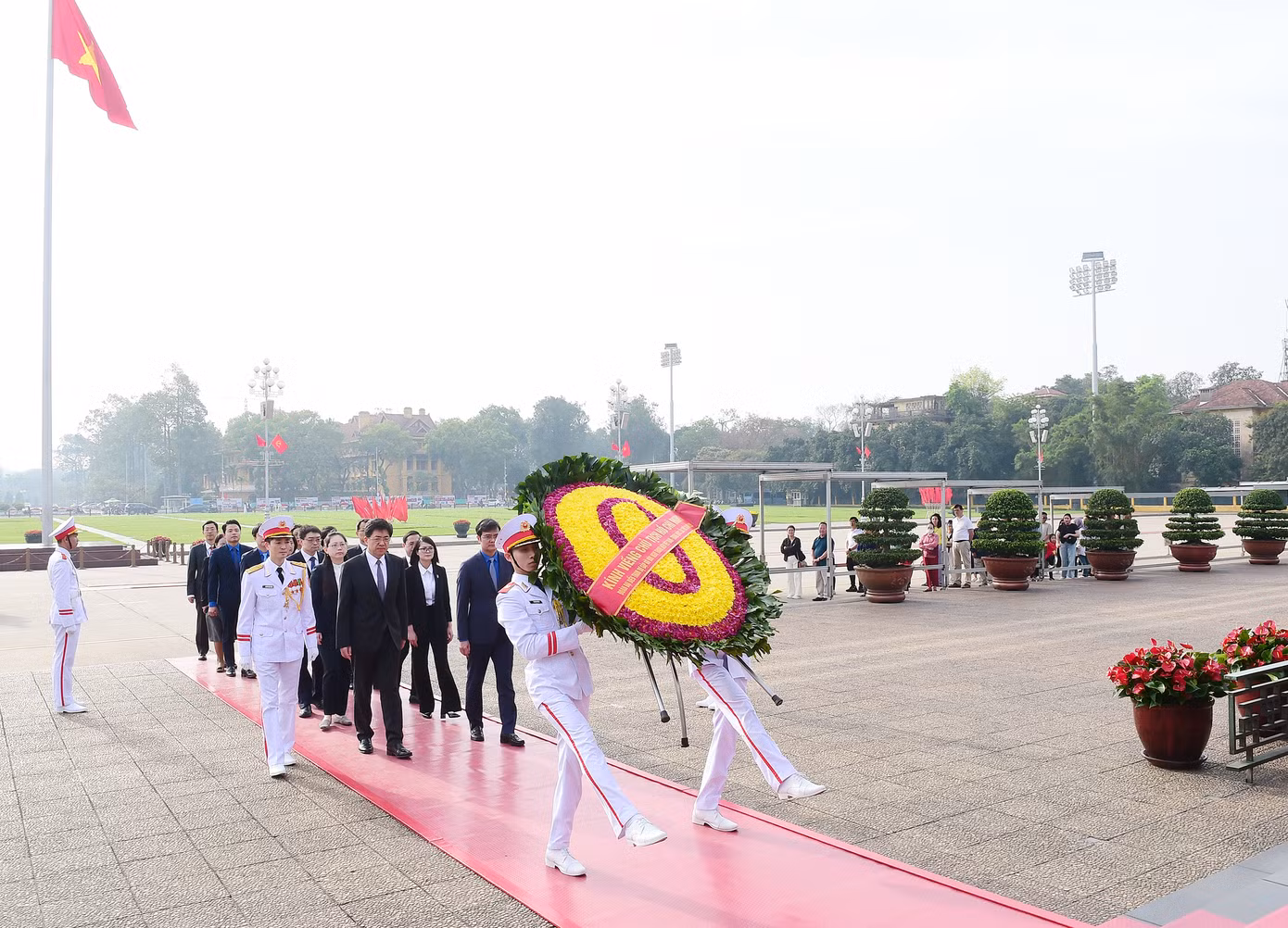 Sáng 15/4, anh Bùi Quang Huy – Uỷ viên dự khuyết Trung ương Đảng, Bí thư thứ nhất Ban Chấp hành Trung ương Đoàn TNCS Hồ Chí Minh và anh A Đông – Bí thư thứ nhất Ban Bí thư Trung ương Đoàn TNCS Trung Quốc dâng hoa và vào Lăng viếng Chủ tịch Hồ Chí Minh. Ảnh: Xuân Tùng