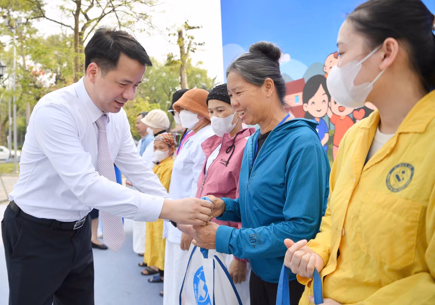 Anh Ngô Văn Cương tặng quà cho các trường hợp khó khăn tại Bệnh viện Phụ sản Trung ương.