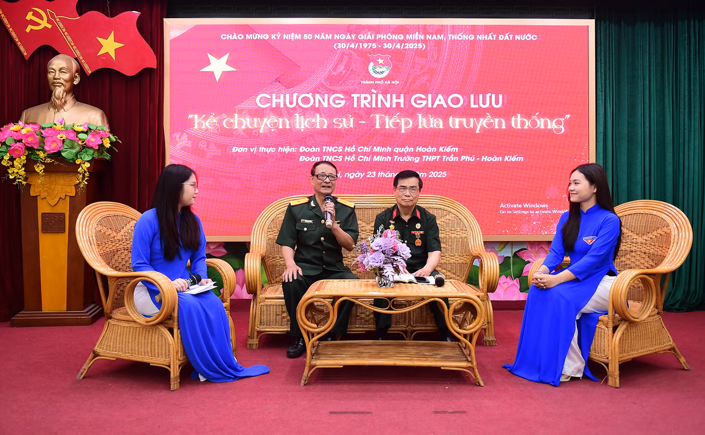 Ông Phùng Huy Thịnh (thứ hai từ bên trái sang) và ông An Mạnh Hùng giao lưu tại chương trình. Ảnh: Xuân Tùng Ông Phùng Huy Thịnh (thứ hai từ bên trái sang) và ông An Mạnh Hùng giao lưu tại chương trình. Ảnh: Xuân Tùng