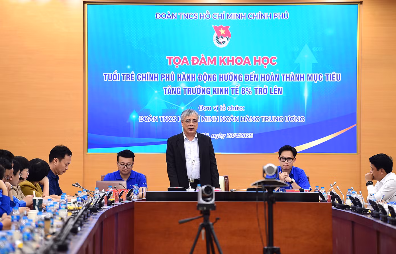 PGS.TS. Trần Đình Thiên trao đổi tại toạ đàm. Ảnh: Xuân Tùng