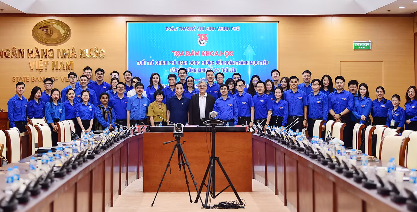 Các đại biểu và đoàn viên thanh niên chụp ảnh lưu niệm tại tọa đàm. Ảnh: Xuân Tùng