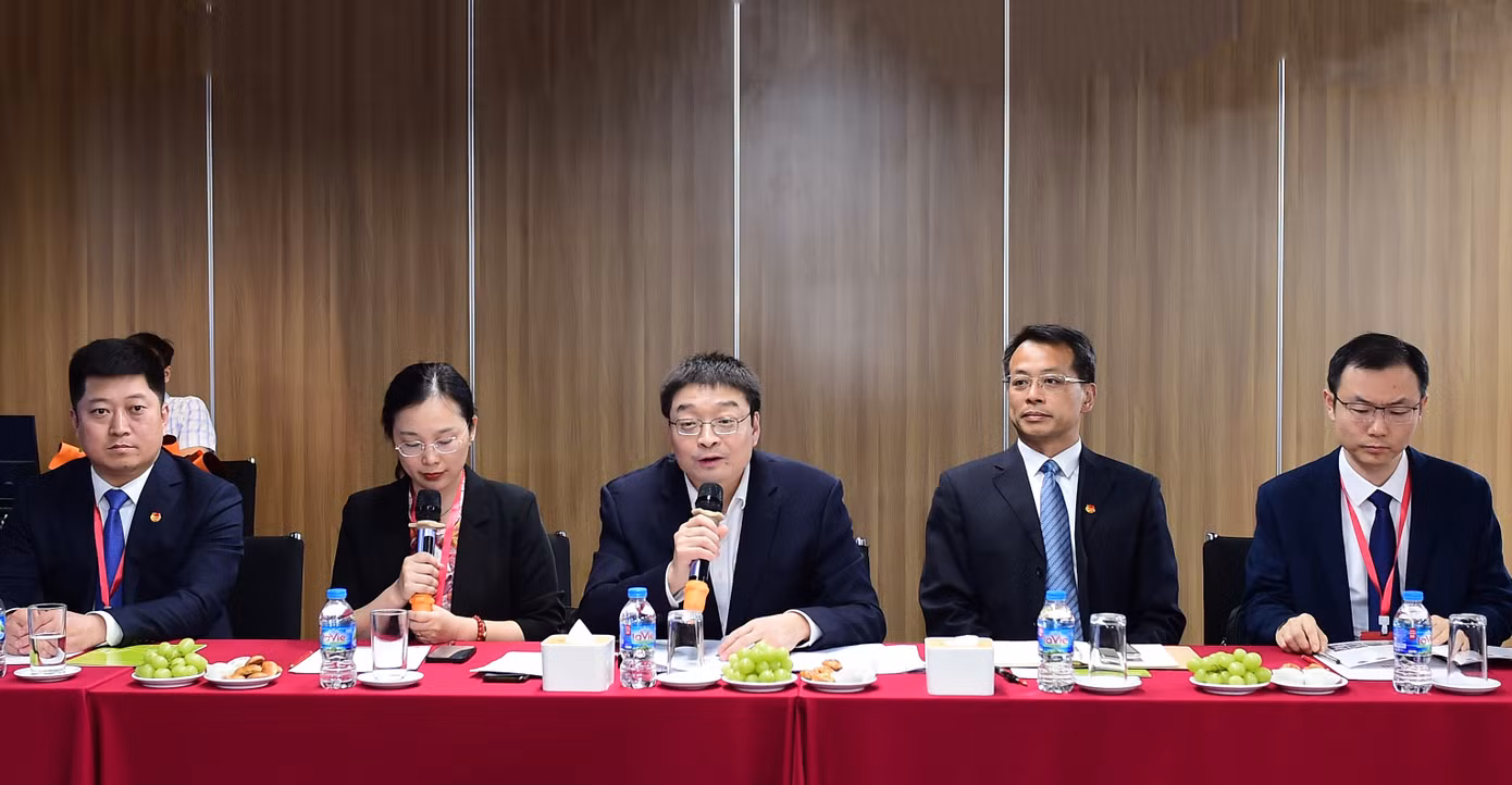 Đoàn đại biểu T.Ư Đoàn TNCS Trung Quốc có anh Hồng Lượng - Trưởng Ban Tuyên giáo T.Ư Đoàn TNCS Trung Quốc dẫn đầu; đại diện tỉnh thành Đoàn và báo Thanh niên Trung Quốc.