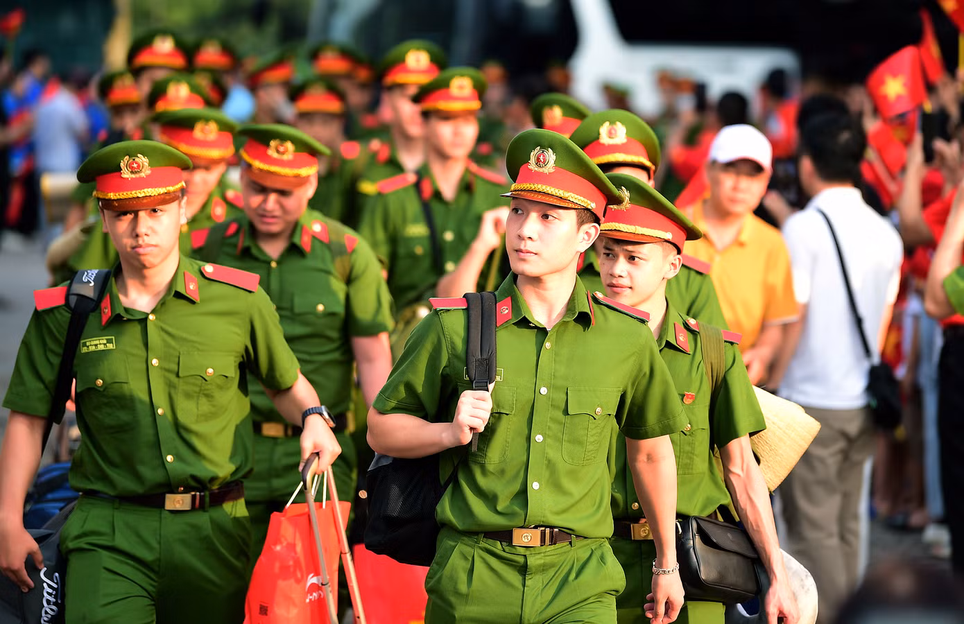 Bạn Vi Việt Nam (học viên D48) bày tỏ, biểu diễn trong chương trình nghệ thuật kỷ niệm 50 năm Ngày Giải phóng miền Nam, thống nhất đất nước là vinh dự lớn lao, sứ mệnh đầy tự hào. "Mỗi hồi trống vang lên không chỉ đơn phần là âm thanh của nghệ thuật mà còn là tiếng vọng của lịch sử, là lời hiệu triệu của lòng yêu nước cháy bỏng. Bản hùng ca toàn thắng như khúc tráng ca bất diệt, gợi nhắc đến những chiến công hiển hách từ ngày 30/4 lịch sử, ngày hội tụ tinh thần quật cường, lòng quả cảm và khát vọng hòa bình của cả dân tộc", Vi Việt Nam nói.