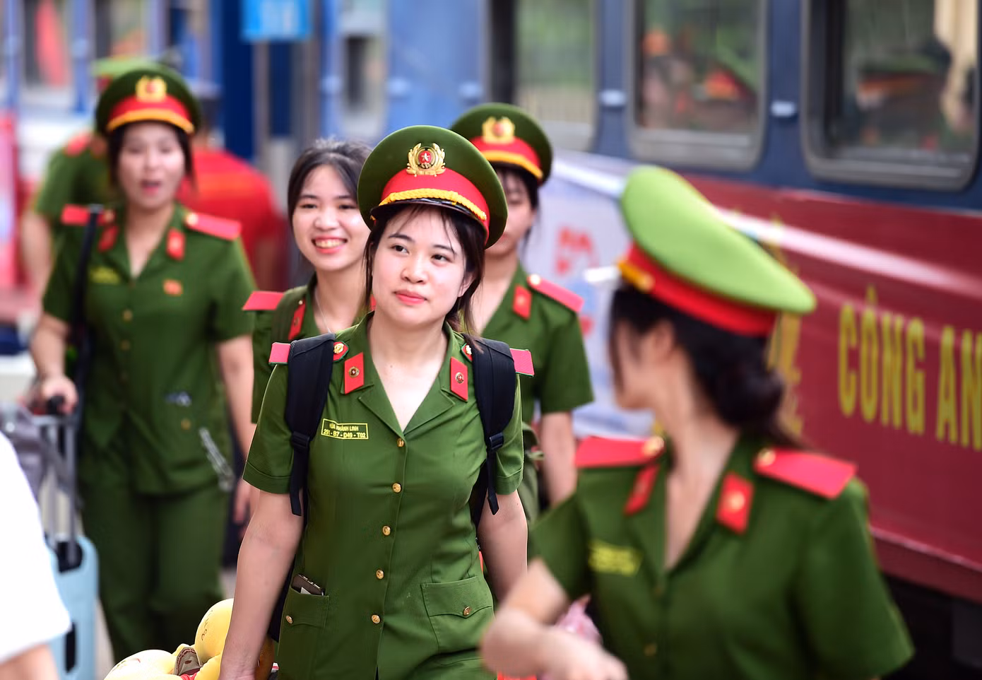 Đoàn nghệ thuật trống hội của Học viện có sự tham gia của hơn 1.000 cán bộ, học viên. Đoàn sẽ biểu diễn tiết mục trống hội "Bản hùng ca toàn thắng" mở màn chương trình nghệ thuật chào mừng kỷ niệm 50 năm Ngày giải phóng miền Nam, thống nhất đất nước, diễn ra trước Hội trường Thống nhất (sáng 30/4). Tiết mục sẽ có sự tham dự của hơn 800 trống các cỡ nhỏ, trung, đại và đặc biệt có 9 chiếc trống sấm lớn nhất Việt Nam (đường kính hơn 2m, cao hơn 4m); kết hợp trình diễn lân sư, rồng và múa cờ. Ảnh: Xuân Tùng