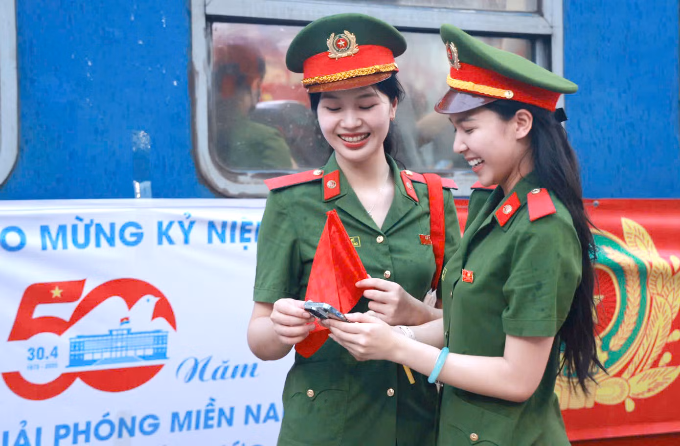 Còn bạn Trương Thùy Linh (học viên D57) tham gia Đoàn nghệ thuật trống hội Học viện từ năm thứ hai, đến nay đã tham gia biểu diễn tại nhiều chương trình lớn ở Điện Biên, Quảng Ninh và Lai Châu. “Tôi cảm thấy rất vinh dự, háo hức khi sẽ được tham gia đoàn biểu diễn trong chương trình kỷ niệm 50 năm thống nhất đất nước tại TPHCM. Đây cũng là lần đầu tiên tôi đi tàu hoả, lại được đi trong dịp rất ý nghĩa này”, Linh nói.
