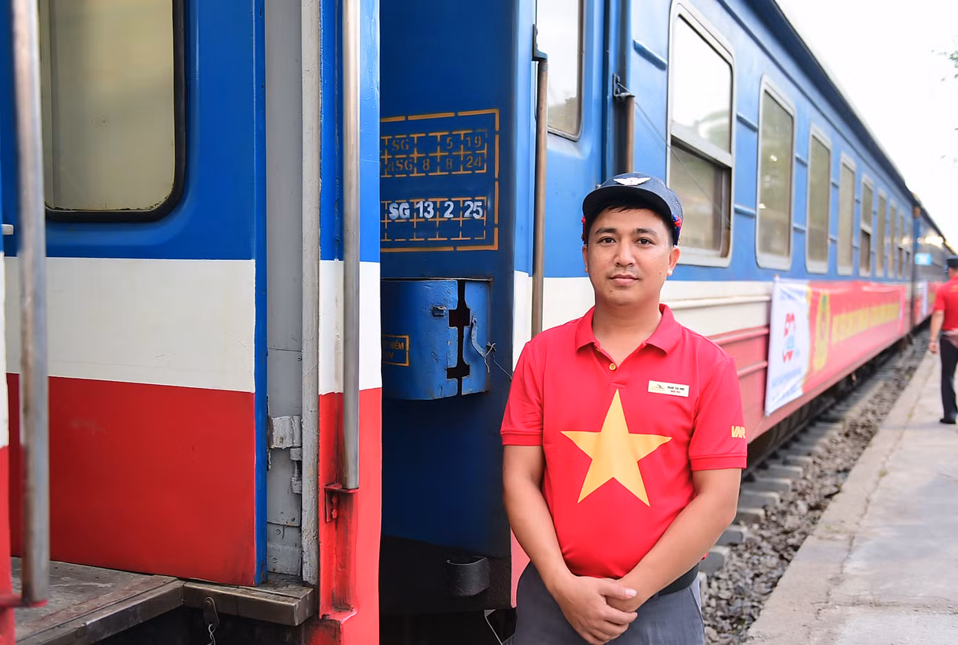 Tàu D19E-906 lăn bánh từ Ga Phú Diễn (Bắc Từ Liêm, Hà Nội), trước khi vào ga Giáp Bát tối 20/4, thực hiện hành trình đặc biệt hướng về miền Nam yêu thương và đích đến là TPHCM. Thực hiện nhiệm vụ trên chuyến hành trình này, đội ngũ tiếp viên đồng phục áo cờ đỏ sao vàng. Anh Hoàng Văn Đình - Chi nhánh Tiếp viên đường sắt Hà Nội có hơn chục năm công tác gắn liền với những chuyến tàu Thống nhất, chia sẻ những ngày tháng 4 này, những chuyến tàu càng thêm sôi nổi hoà chung khí thế cả nước hướng về 50 năm ngày thống nhất đất nước. “Chuyến tàu mang số hiệu SE75 hôm nay càng thêm đặc biệt khi chở Đoàn nghệ thuật trống hội Học viện Cảnh sát nhân dân, Bộ Công an vào TPHCM thực hiện nhiệm vụ dịp kỷ niệm 30/4. Ảnh: Xuân Tùng