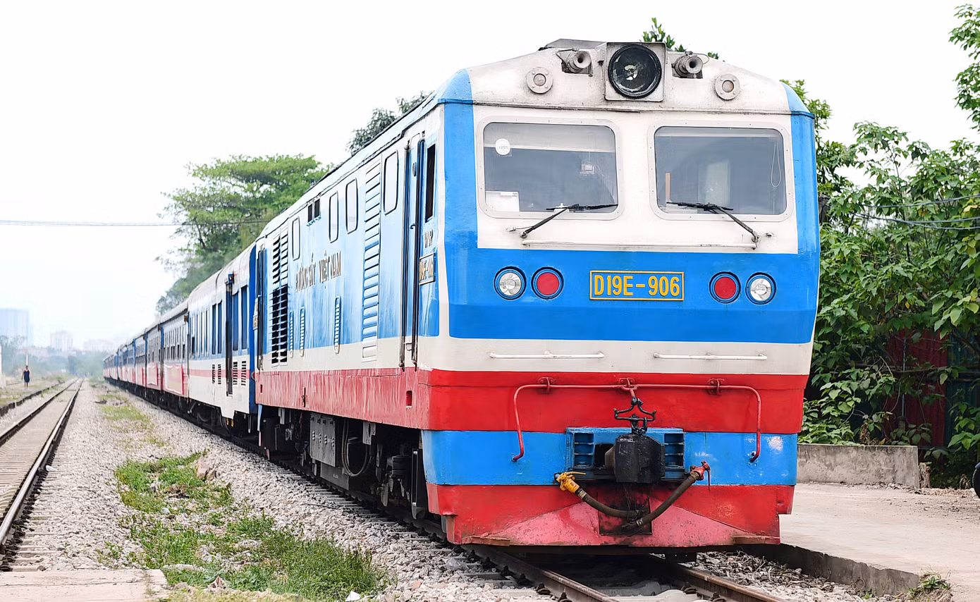 Tàu D19E-906 lăn bánh từ Ga Phú Diễn (Bắc Từ Liêm, Hà Nội), trước khi vào ga Giáp Bát tối 20/4, thực hiện hành trình đặc biệt hướng về miền Nam yêu thương và đích đến là TPHCM. Thực hiện nhiệm vụ trên chuyến hành trình này, đội ngũ tiếp viên đồng phục áo cờ đỏ sao vàng. Anh Hoàng Văn Đình - Chi nhánh Tiếp viên đường sắt Hà Nội có hơn chục năm công tác gắn liền với những chuyến tàu Thống nhất, chia sẻ những ngày tháng 4 này, những chuyến tàu càng thêm sôi nổi hoà chung khí thế cả nước hướng về 50 năm ngày thống nhất đất nước. “Chuyến tàu mang số hiệu SE75 hôm nay càng thêm đặc biệt khi chở Đoàn nghệ thuật trống hội Học viện Cảnh sát nhân dân, Bộ Công an vào TPHCM thực hiện nhiệm vụ dịp kỷ niệm 30/4. Ảnh: Xuân Tùng
