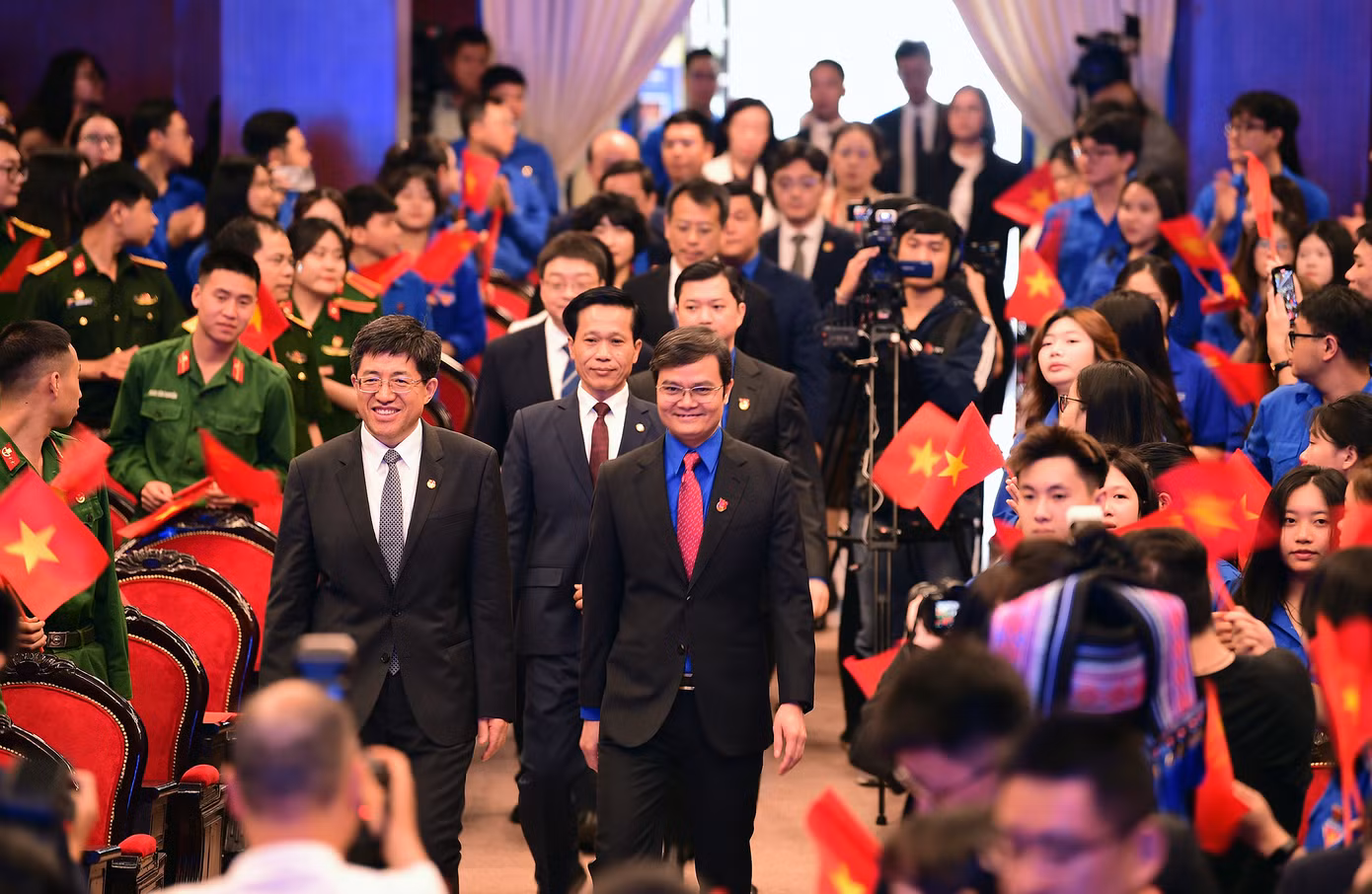 Bí thư thứ nhất Ban Chấp hành T.Ư Đoàn TNCS Hồ Chí Minh Bùi Quang Huy và Bí thư thứ nhất Ban Bí thư T.Ư Đoàn TNCS Trung Quốc và các đại biểu tham dự lễ khai mạc. Ảnh: Xuân Tùng Bí thư thứ nhất Ban Chấp hành T.Ư Đoàn TNCS Hồ Chí Minh Bùi Quang Huy và Bí thư thứ nhất Ban Bí thư T.Ư Đoàn TNCS Trung Quốc và các đại biểu tham dự lễ khai mạc. Ảnh: Xuân Tùng