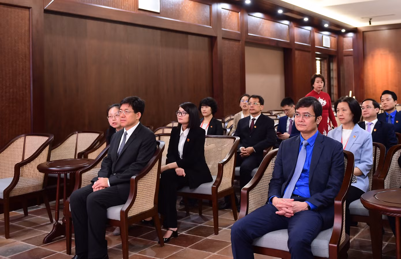 Các đại biểu đã cùng theo dõi phim tài liệu về "Những giây phút lúc Bác đi xa".
